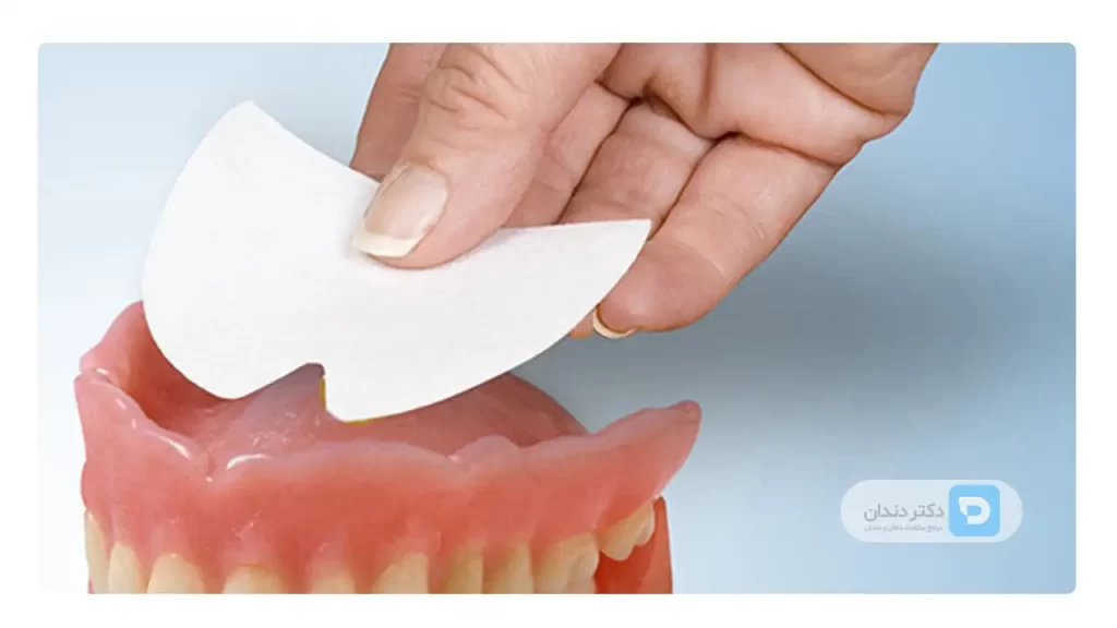 یک عدد نوارچسب دندان مصنوعی  برای فک بالا