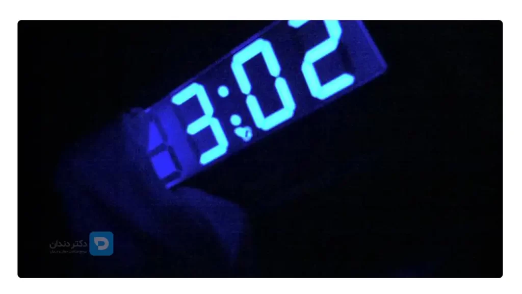 عکس یک ساعت دیجیتال که ساعت 3:02 را نشان می دهد.