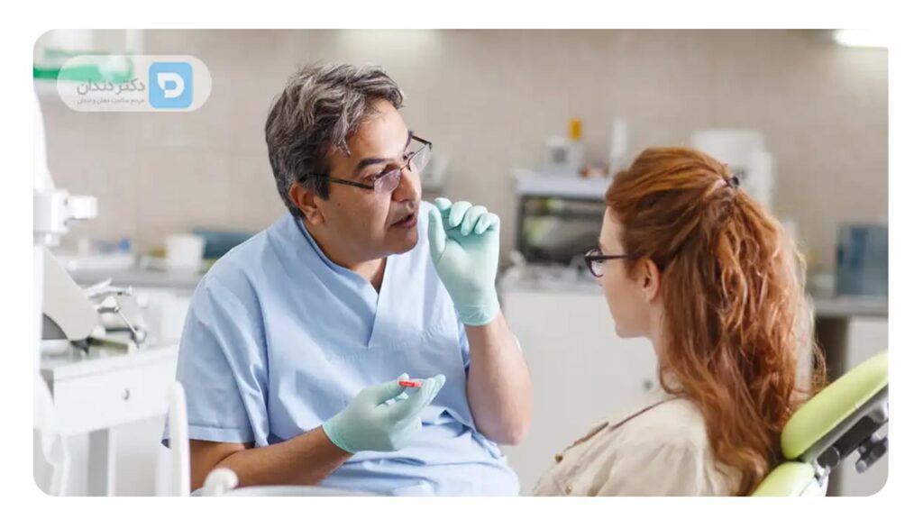 مشاوره دادن یک متخصص ارتودنسی به مراجعش