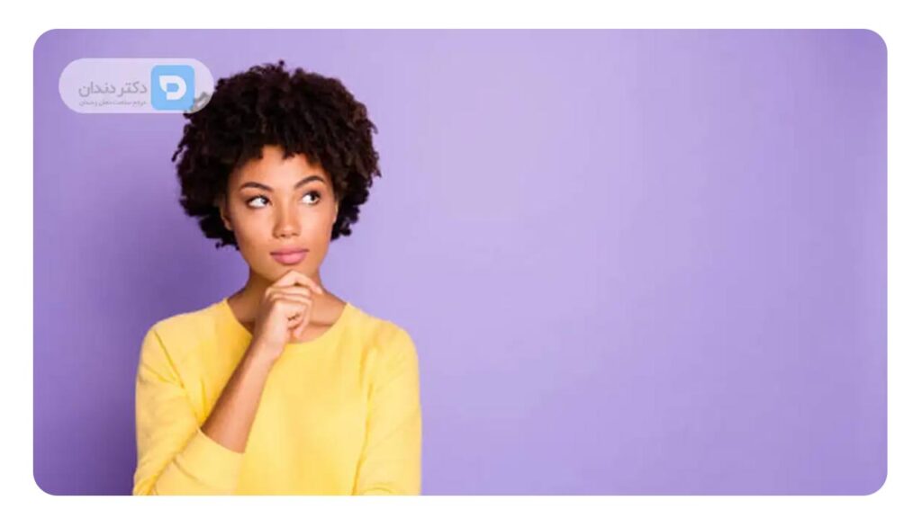 خانمی که در حال فکر کردن به ارتودنسی لینگوال است