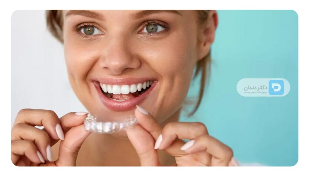 یک پلاک ارتودنسی نامرئی در دست یک خانم